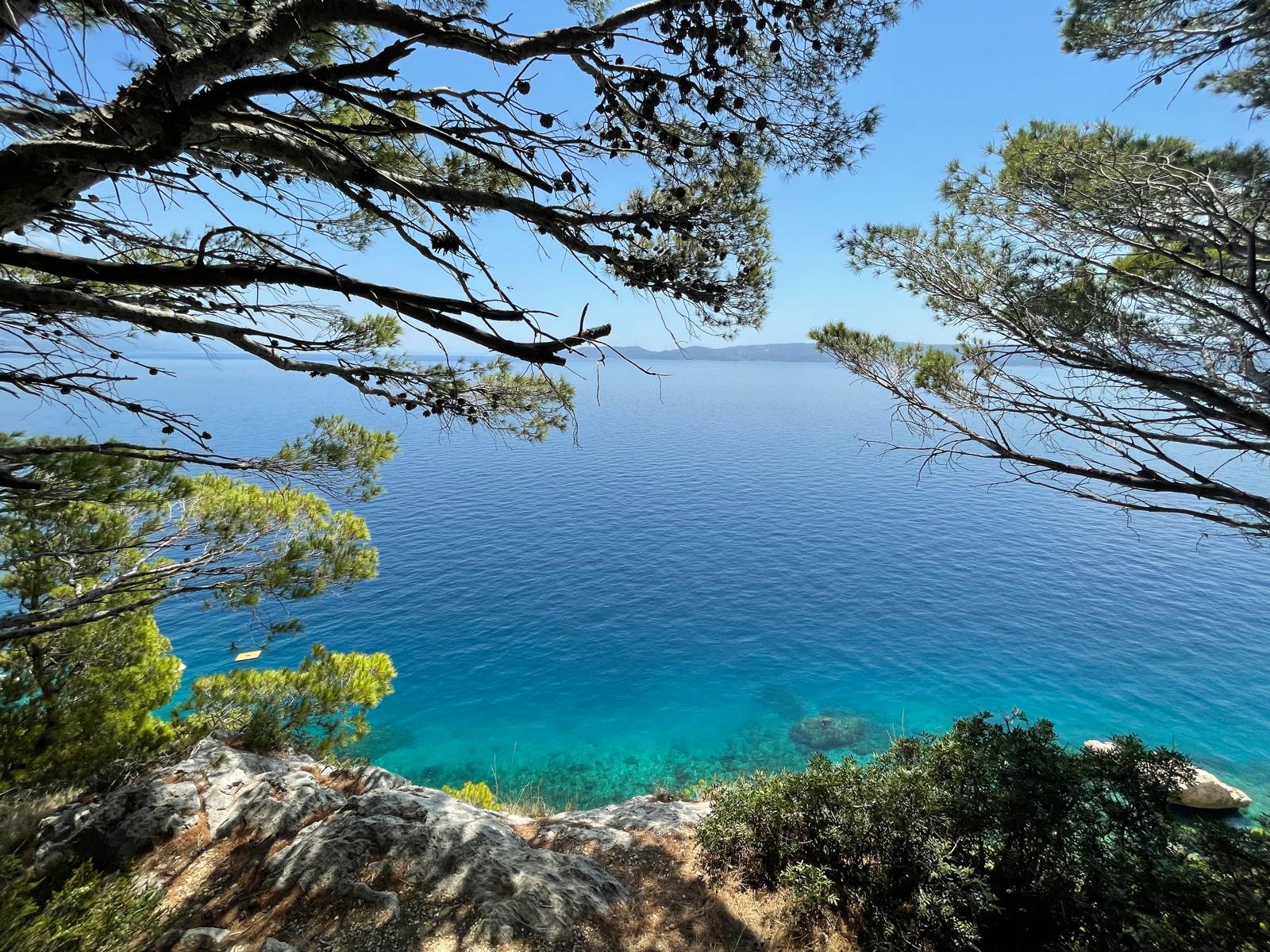 Ausblick über das Dach auf Meer und Berge