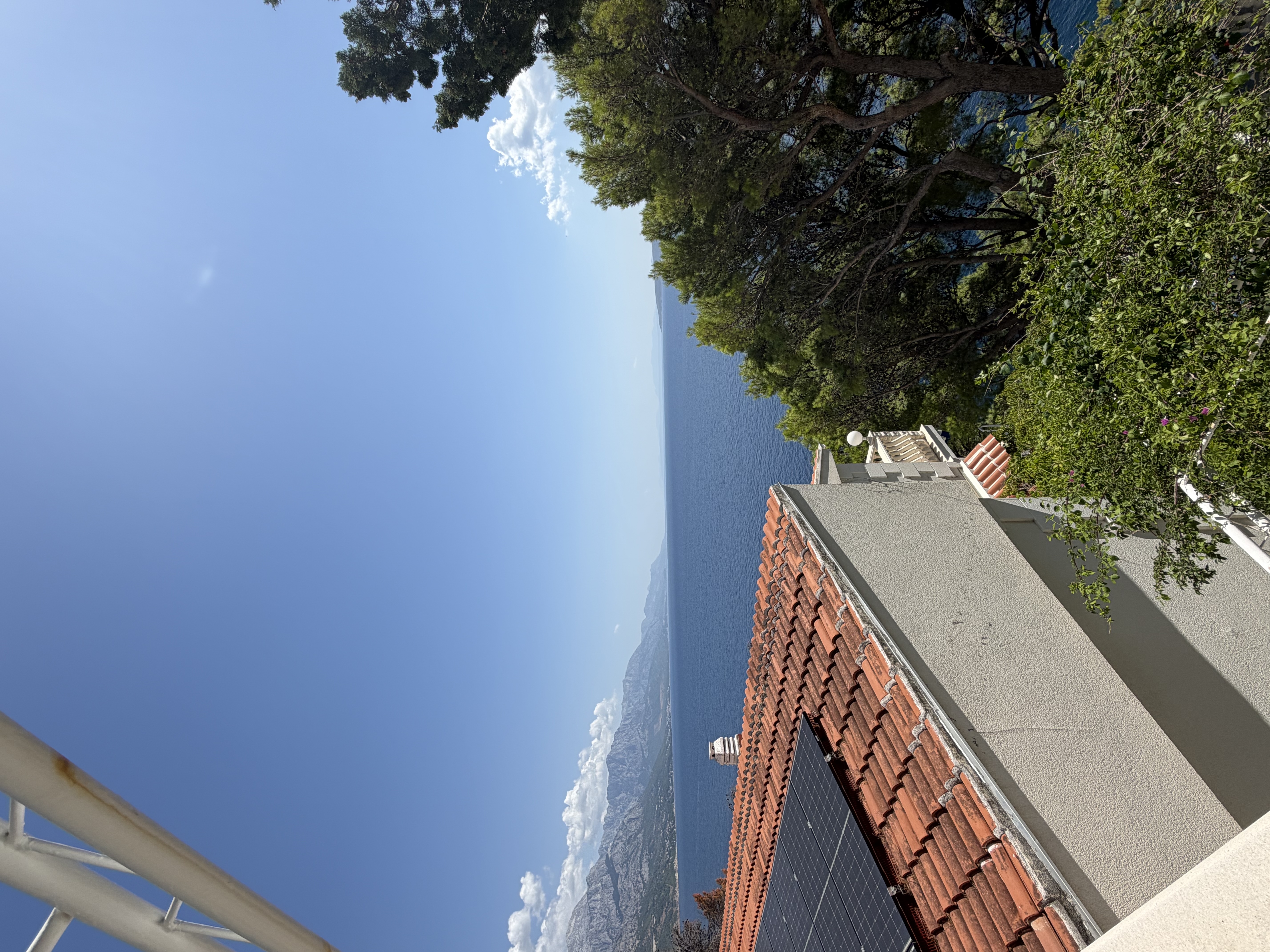 Villa mit Balkon und Terrasse